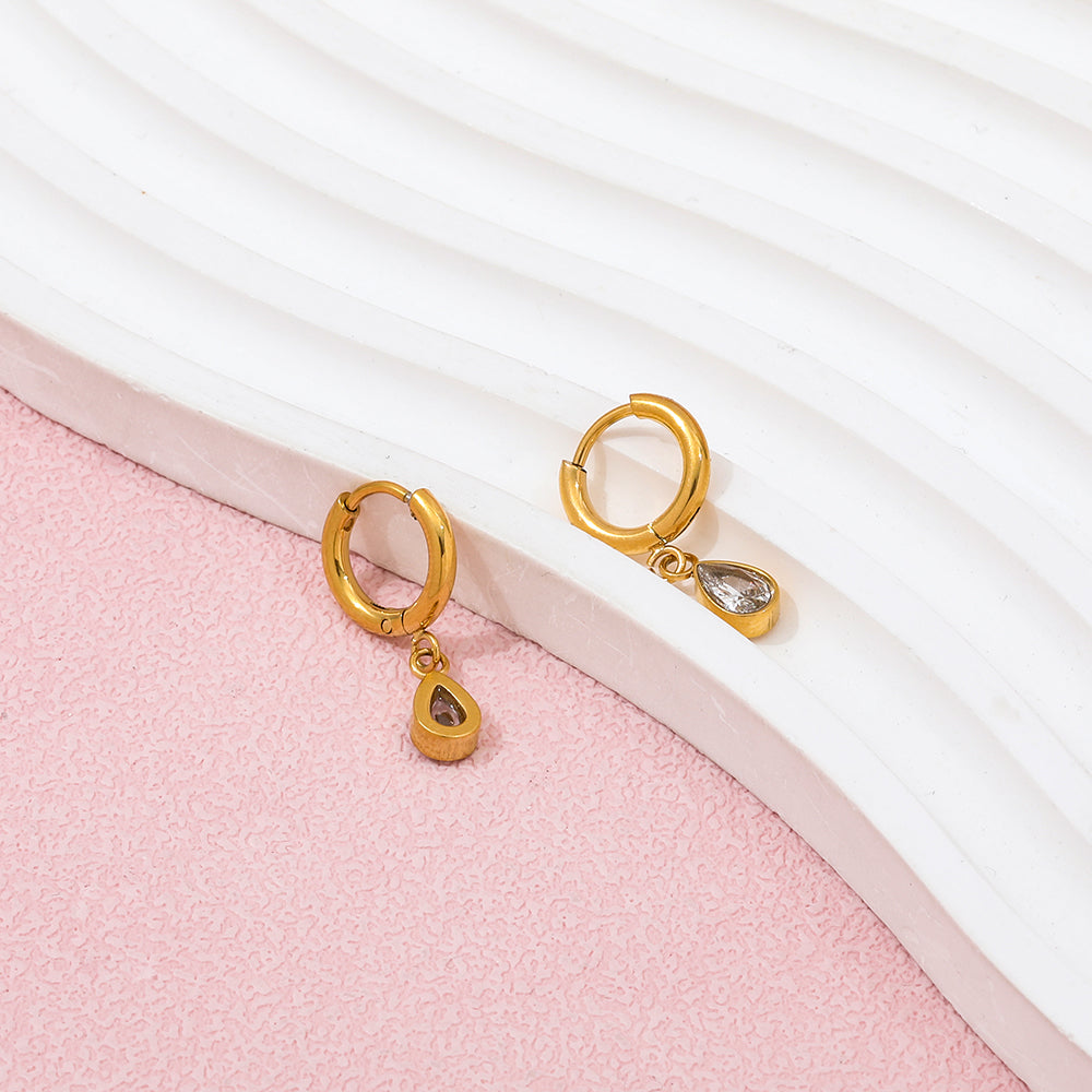 Droppformade guldörhängen