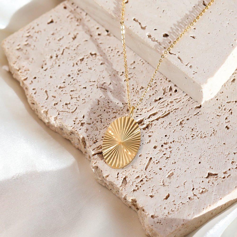 Halsband med ovalt hänge