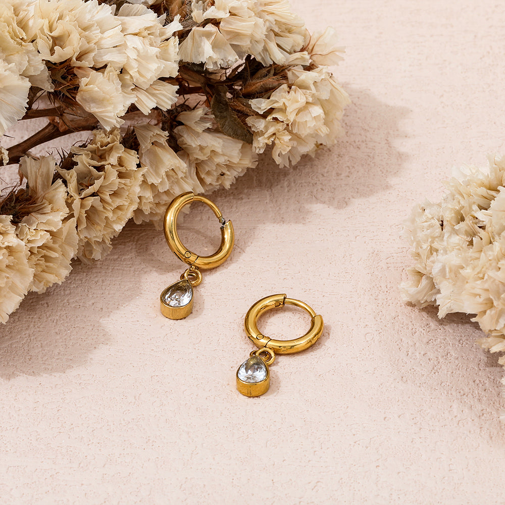 Droppformade guldörhängen