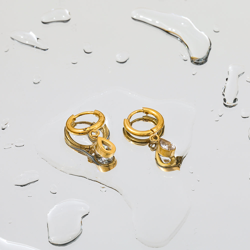 Droppformade guldörhängen