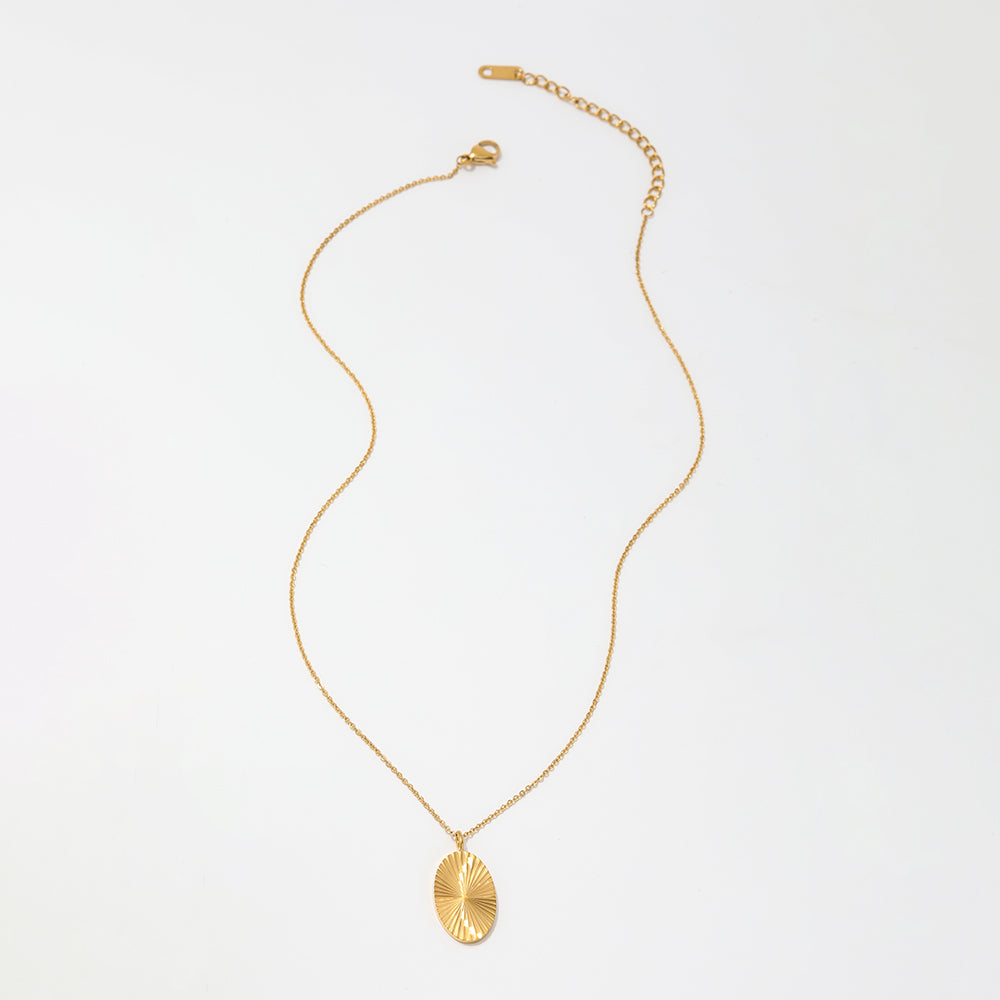 Halsband med ovalt hänge