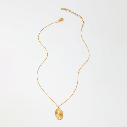 Halsband med ovalt hänge